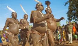 Bộ tộc lạ vỗ béo trai tân bằng... máu bò để thi người đẹp