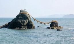 Thăm cặp đá vợ chồng trong vịnh ở Nhật Bản