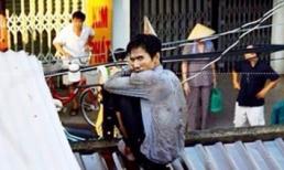 Cận cảnh kẻ xách xăng đốt người yêu chạy trốn trên nóc nhà