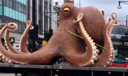 Bạch tuộc khổng lồ gây ách tắc giao thông tại Anh