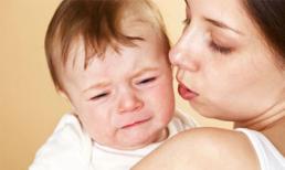 Để trẻ bớt đau khi bị viêm tai