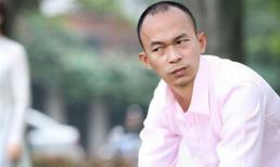 Chân dung thật chàng trai mặc áo yếm tạo dáng bên hồ sen