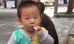 Nhóc 2 tuổi hút thuốc như người lớn
