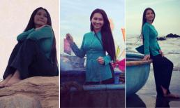 Kim Hiền duyên dáng áo bà ba tạo dáng bên biển