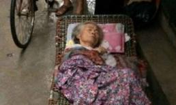 Phẫn nộ con dâu bỏ mặc mẹ chồng hấp hối giữa trời mưa