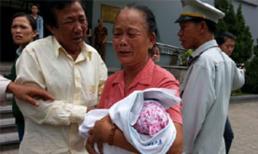 Vụ trẻ tử vong, người nhà vây bệnh viện: Trẻ chết là do xoắn dây rốn