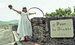 Nữ nghệ sĩ kết hôn với cây cầu 600 tuổi kỷ niệm 1 năm ngày cưới