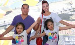 Gia đình Thúy Hạnh hào hứng đi xem phim "Anh hùng và biển lửa"