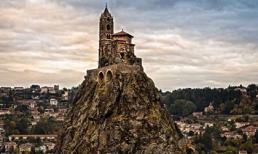 Độc đáo nhà nguyện cổ trên đỉnh đá núi của Pháp