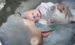 Kỳ diệu em bé sống sót khi được cứu khỏi đống đổ nát