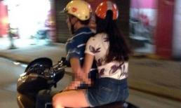 Chướng mắt trước cảnh nam thanh niên vừa đi xe máy, vừa sờ mó bạn gái