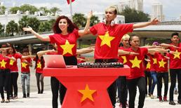 Thúy Khanh, Hồ Quang Hiếu chơi DJ giữa đường phố