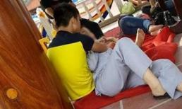 Chàng trai ôm ấp cô gái mặc đồ Phật tử gây phẫn nộ
