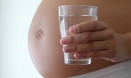 Tại sao việc mẹ bầu uống nước lại quan trọng với thai nhi?