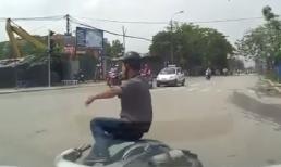 Nam thanh niên lái xe tay ga bị ô-tô đâm vì vượt đèn đỏ