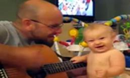 Bé nhảy "cực sung" theo tiếng đàn của bố