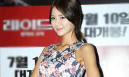 Sao Hàn trang điểm mặt "như đắp bột" đi sự kiện