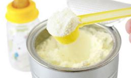 Giật mình với sai lầm của mẹ khi pha sữa cho con