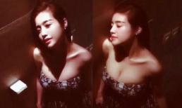 Elly Trần đi vệ sinh cũng khoe vòng một