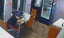 Bị trộm "khoắng" sạch tiền trong lúc đang "ngon giấc"