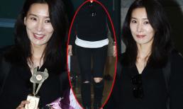 Hoàng Thái hậu của "Hoàng hậu Ki" diện jeans rách, lộ mặt "loang lổ" ở sân bay