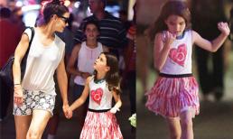 Mẹ con Suri mặc phong cách, buôn chuyện líu lo trên phố