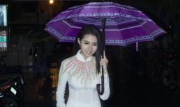 Phan Thị Mơ "đội mưa" đi tặng quà cho trẻ em