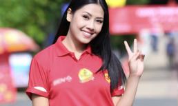 Hoa hậu biển Nguyễn Thị Loan diện áo phông, quần jeans đi hiến máu