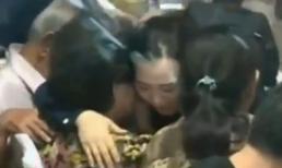 Xé lòng nhìn cảnh gia đình khóc ngất khi nghe hung tin về chuyến bay QZ8501