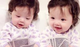 Cadie thích thú 'chơi' bài cùng mẹ 