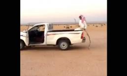 'Chèo' ô tô trên sa mạc