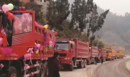 Đám cưới gây chú ý bởi đoàn rước dâu gồm 12 chiếc xe tải