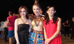 Mẹ và em gái đi cổ vũ Angela Phương Trinh thi khiêu vũ