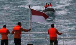 Vụ QZ8501: Người nhà nạn nhân trực tiếp ra biển tìm kiếm