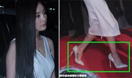 Dương Mịch bị soi đi giày rộng trên thảm đỏ
