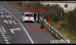 Tai nạn dở khóc dở cười khi tài xế 'giải quyết' bên lề đường 