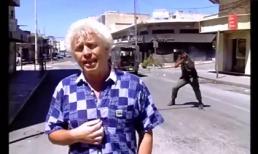 Thanh niên cứng thản nhiên ghi hình giữa lòng chiến sự