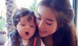 Cadie ngáp ngủ đáng yêu khi đi uống cà phê cùng mẹ 