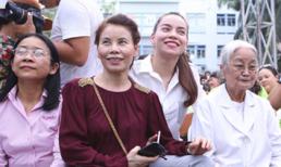 Mẹ Hà Hồ 'tháp tùng' con gái đi từ thiện