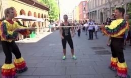 Phì cười với màn bị lừa tự chơi trên phố