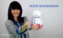 Cách làm người tuyết bằng... bít tất