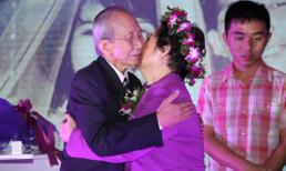 Nhạc sĩ Nguyễn Ánh 9 hôn vợ trong 'đám cưới vàng'