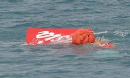 Đuôi chiếc máy bay AirAsia đã được nâng khỏi mặt nước