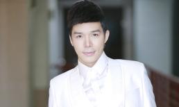 Nathan Lee lịch lãm với 'cây' vest trắng hàng hiệu