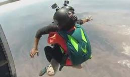 Nhảy dù từ độ cao 3.000 m để cầu hôn bạn gái