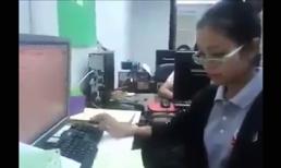 Nhân viên siêu nhập số liệu