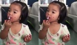Con gái Xuân Lan nghịch ngợm son môi của mẹ
