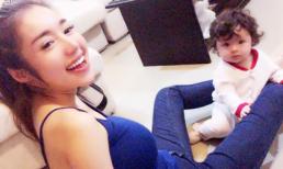 Cadie thích thú vui đùa trước giờ đi ngủ