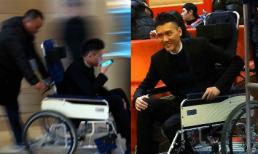 Phùng Thiệu Phong bảnh bao ngồi xe lăn tới sự kiện