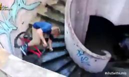 Màn lượn xe trong lòng thang xoắn cực kỳ mạo hiểm